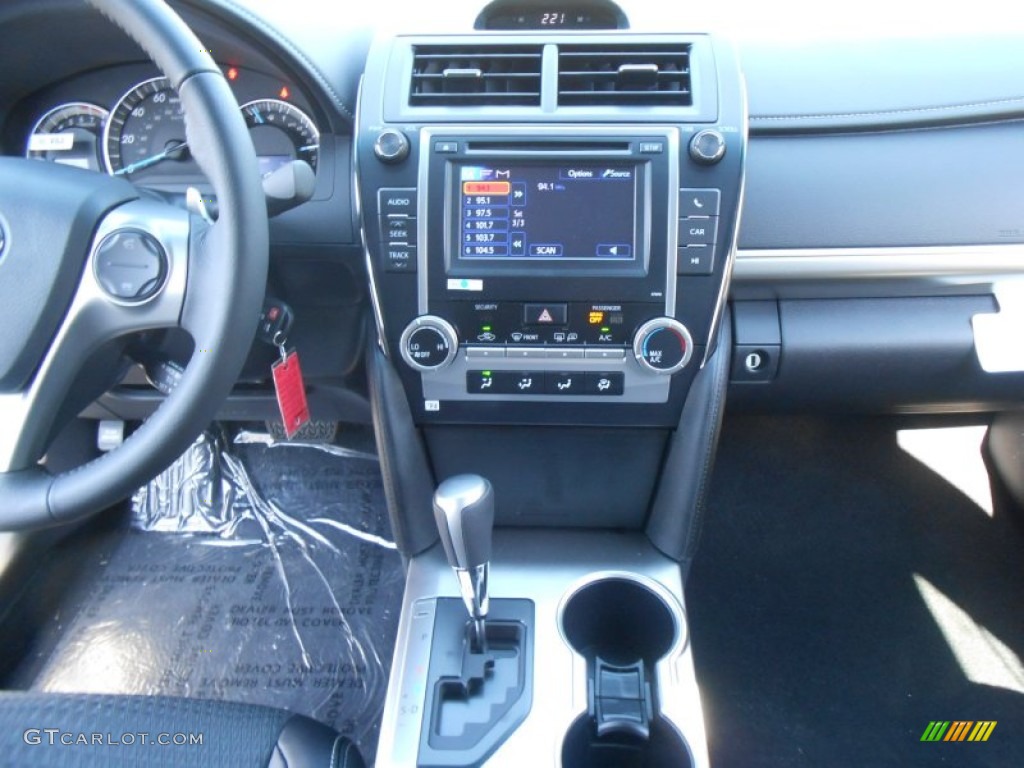 2013 Camry SE - Super White / Black photo #26