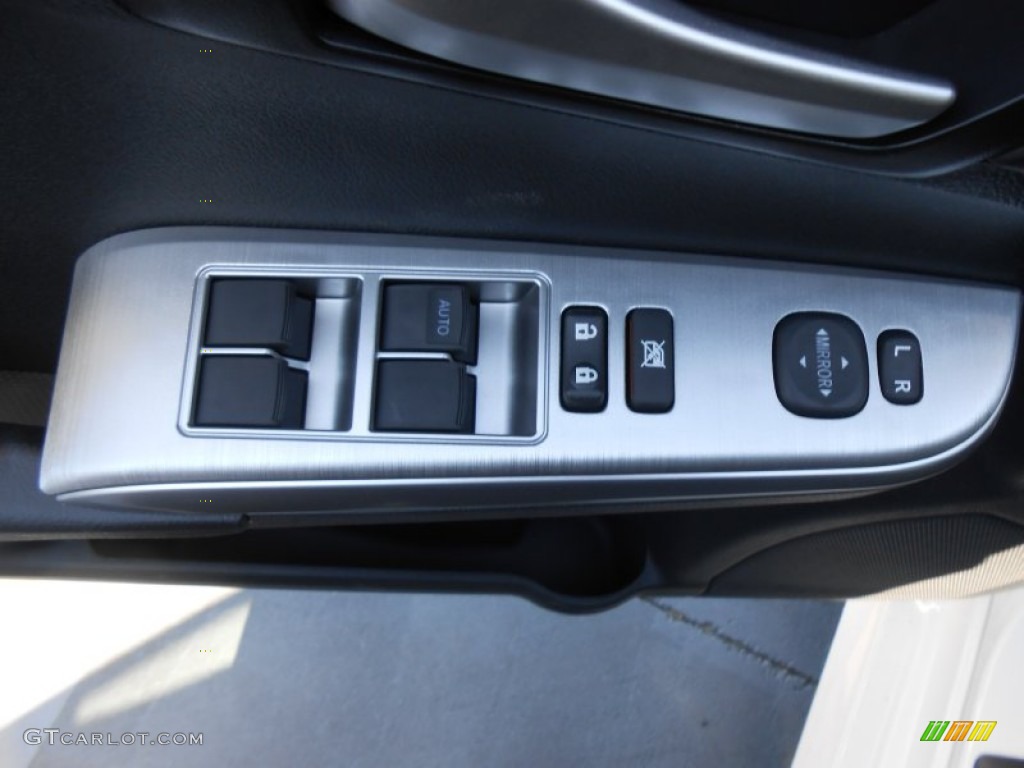 2013 Camry SE - Super White / Black photo #23