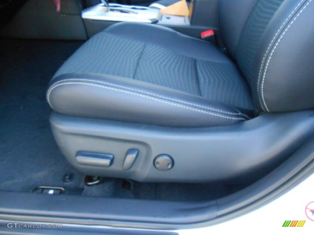 2013 Camry SE - Super White / Black photo #25