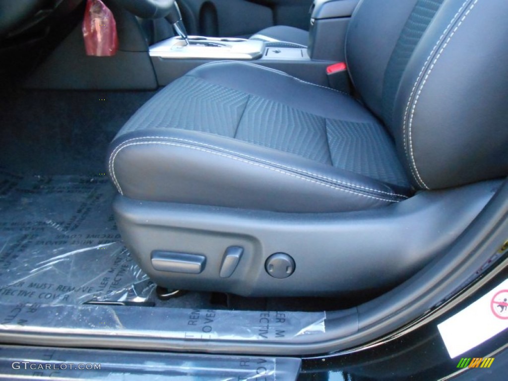 2013 Camry SE - Attitude Black Metallic / Black photo #26