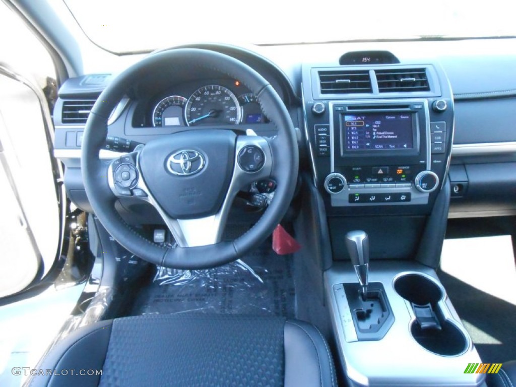 2013 Camry SE - Attitude Black Metallic / Black photo #27