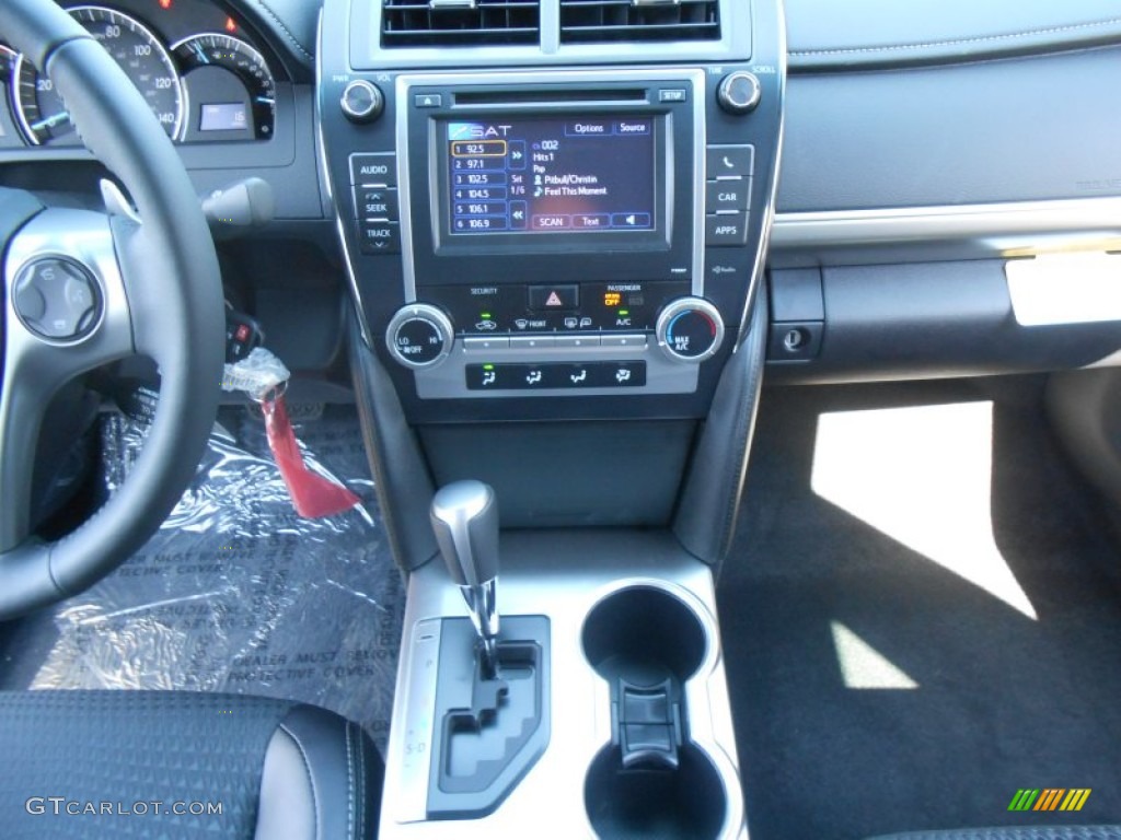 2013 Camry SE - Attitude Black Metallic / Black photo #29