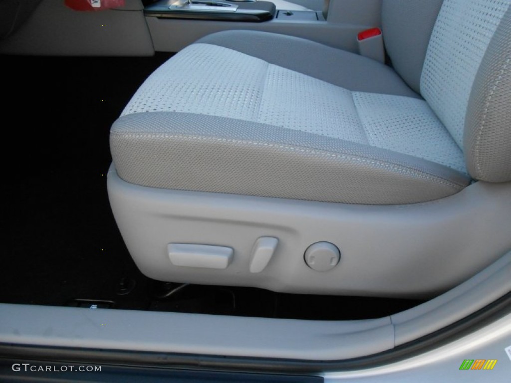 2013 Camry LE - Classic Silver Metallic / Ash photo #25