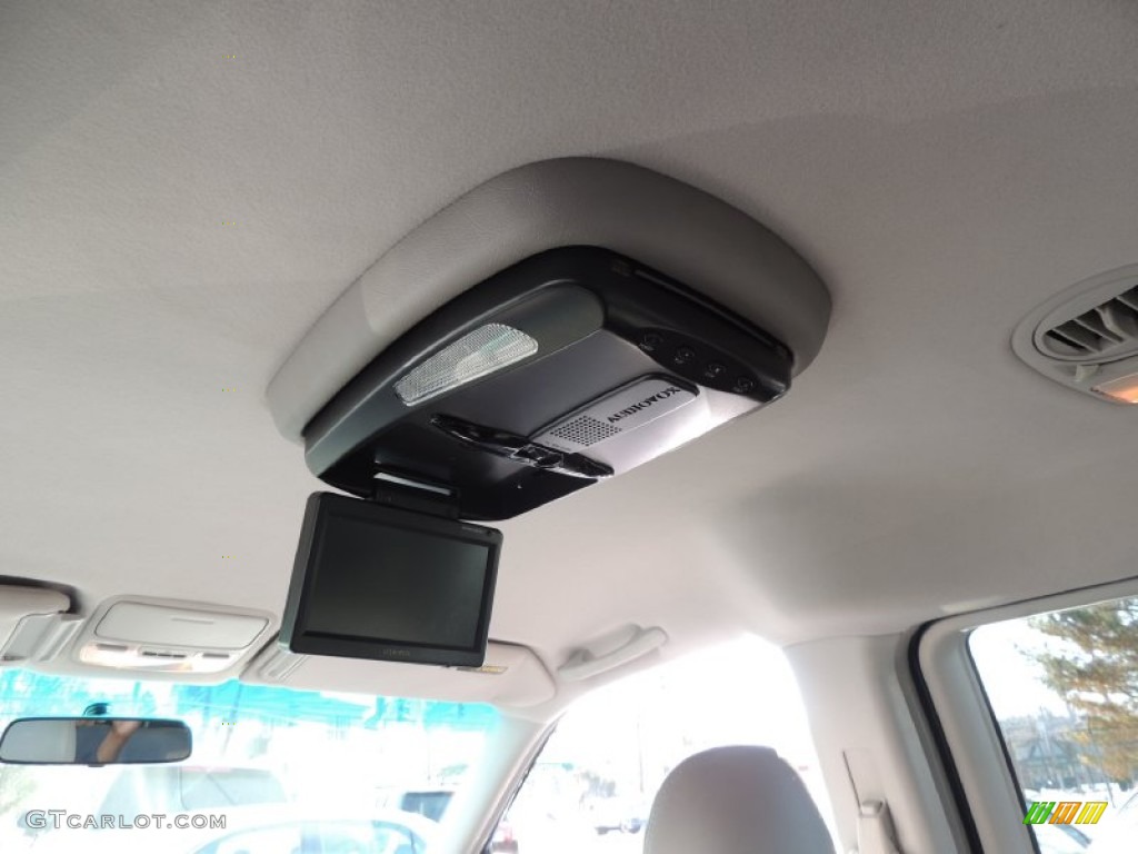 2004 Honda Odyssey EX-L Entertainment System Photo #77258700