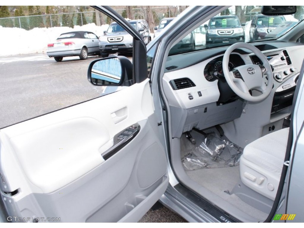 2011 Sienna LE AWD - Silver Sky Metallic / Light Gray photo #17