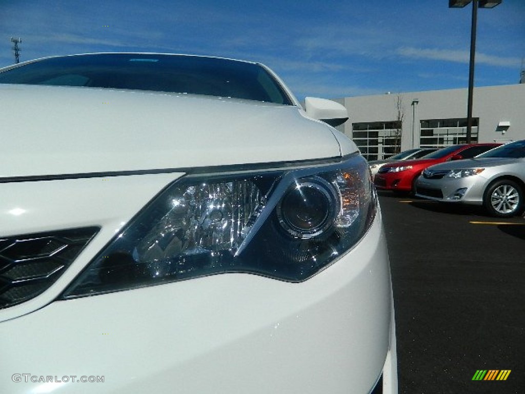 2013 Camry SE - Super White / Black/Ash photo #9