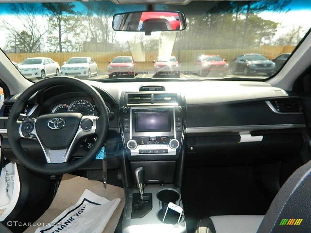 2013 Camry SE - Super White / Black/Ash photo #14