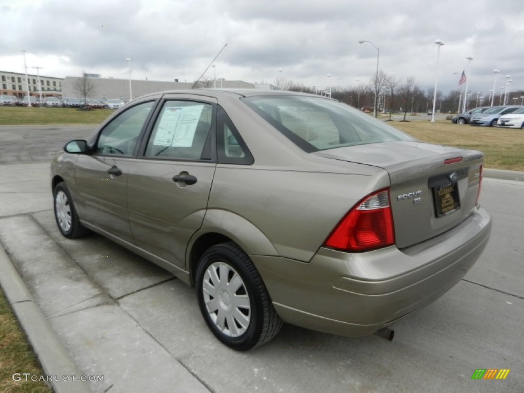 2005 Focus ZX4 SE Sedan - Arizona Beige Metallic / Dark Pebble/Light Pebble photo #5