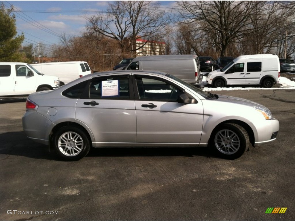 Ingot Silver Metallic 2011 Ford Focus SE Sedan Exterior Photo #77282057
