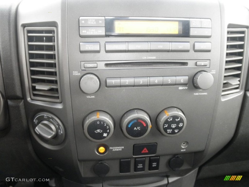 2004 Nissan Titan SE King Cab 4x4 Controls Photo #77287740