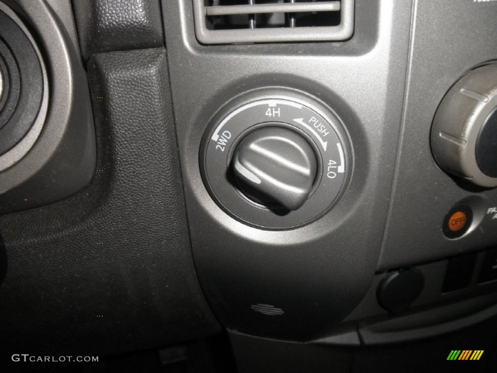 2004 Nissan Titan SE King Cab 4x4 Controls Photo #77287761