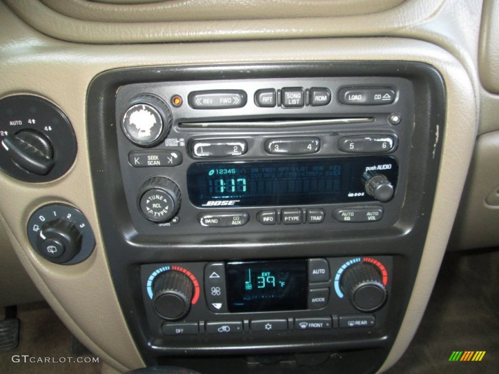 2004 Chevrolet TrailBlazer LT 4x4 Controls Photo #77290223