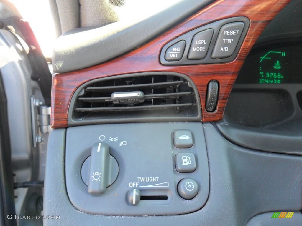 2005 Cadillac DeVille Sedan Controls Photo #77291241