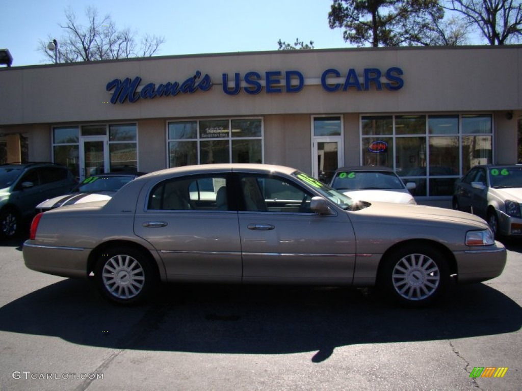 2005 Town Car Signature - Light French Silk Clearcoat / Light Parchment/Medium Dark Parchment photo #2