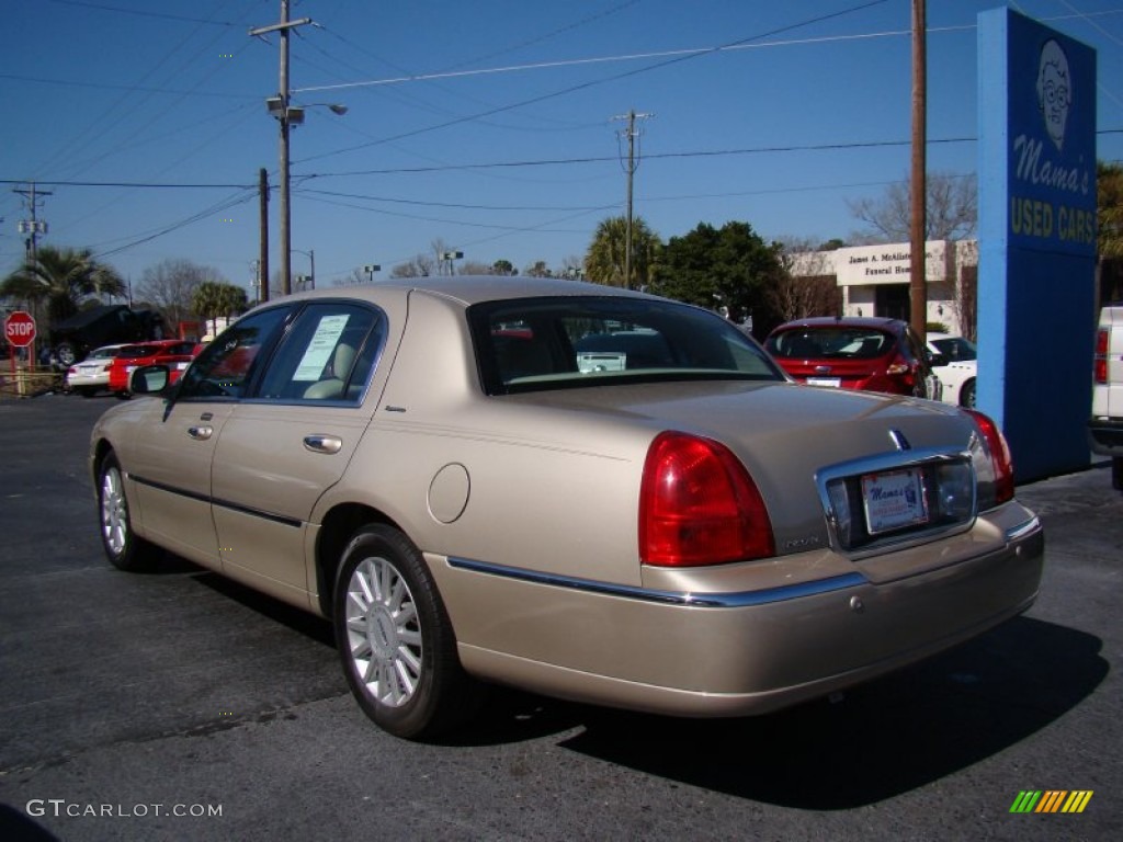 2005 Town Car Signature - Light French Silk Clearcoat / Light Parchment/Medium Dark Parchment photo #6