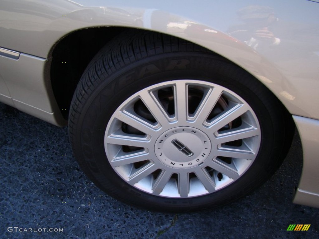 2005 Town Car Signature - Light French Silk Clearcoat / Light Parchment/Medium Dark Parchment photo #22