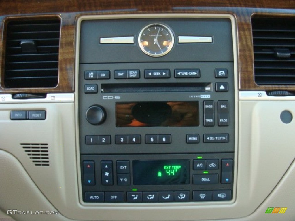 2007 Lincoln Town Car Designer Controls Photo #77296227