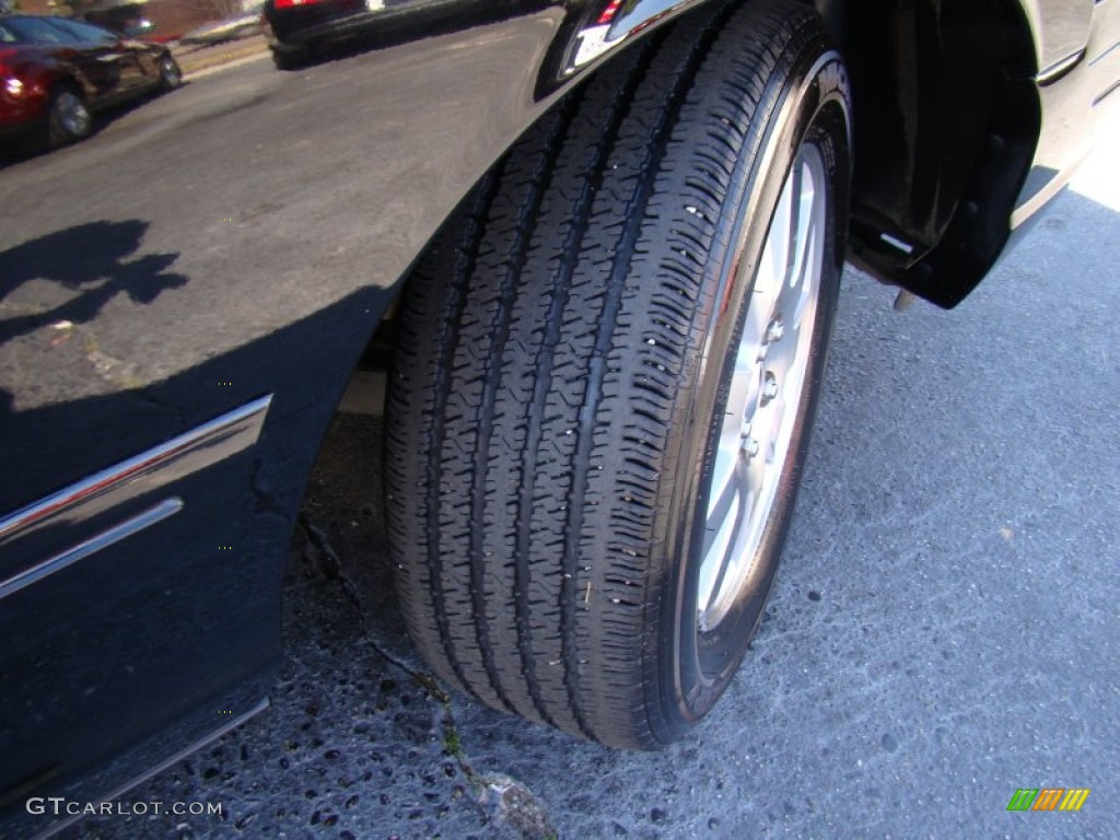 2006 Crown Victoria LX - Black / Charcoal Black photo #22