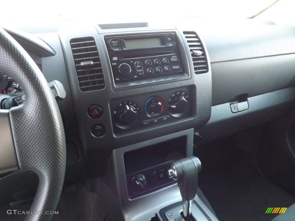 2007 Nissan Pathfinder S 4x4 Controls Photo #77299203