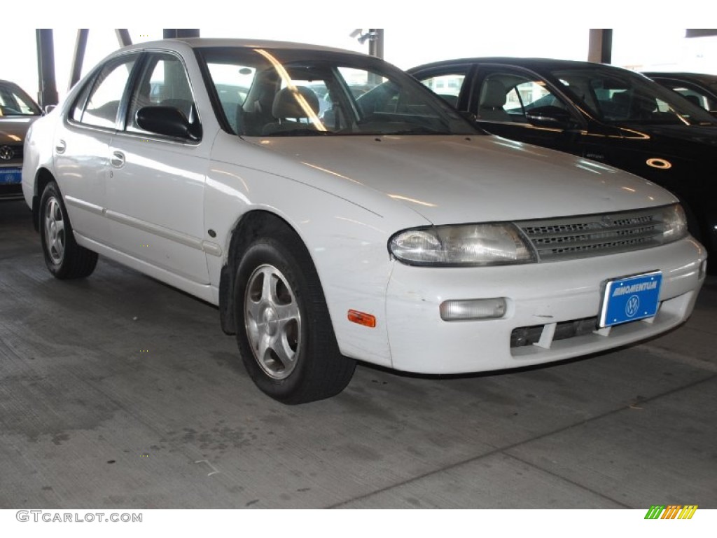 1997 Altima GXE - Cloud White / Tan photo #1