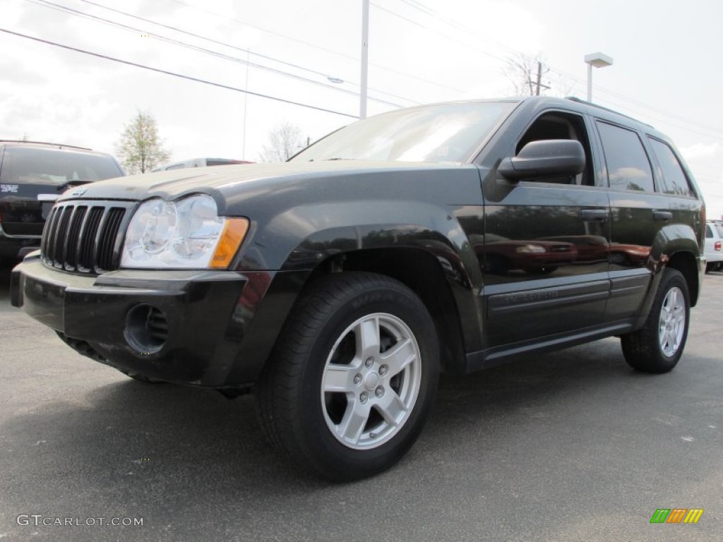 2005 Grand Cherokee Laredo - Brilliant Black Crystal Pearl / Medium Slate Gray photo #1