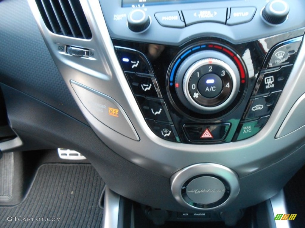 2013 Hyundai Veloster Standard Veloster Model Controls Photo #77329326