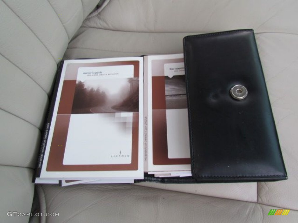 2004 Navigator Luxury - Black Clearcoat / Light Parchment photo #60