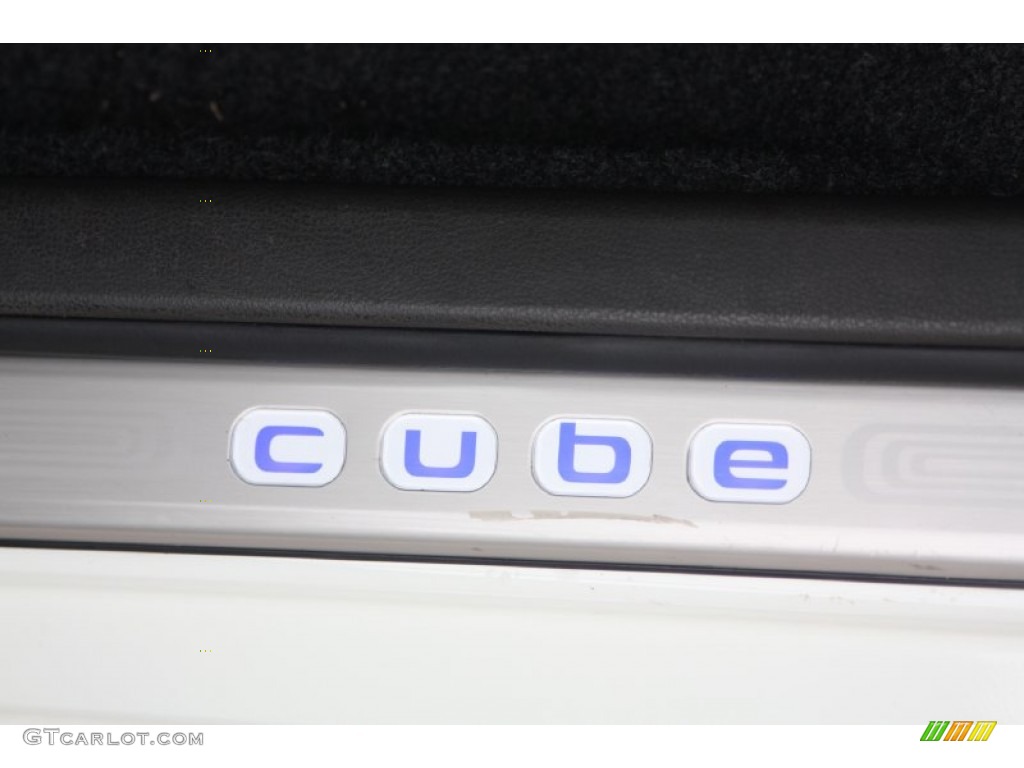 2010 Nissan Cube Krom Edition Marks and Logos Photos