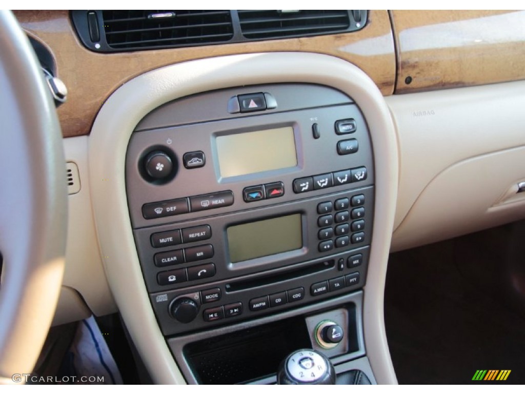 2004 Jaguar X-Type 2.5 Controls Photo #77343696