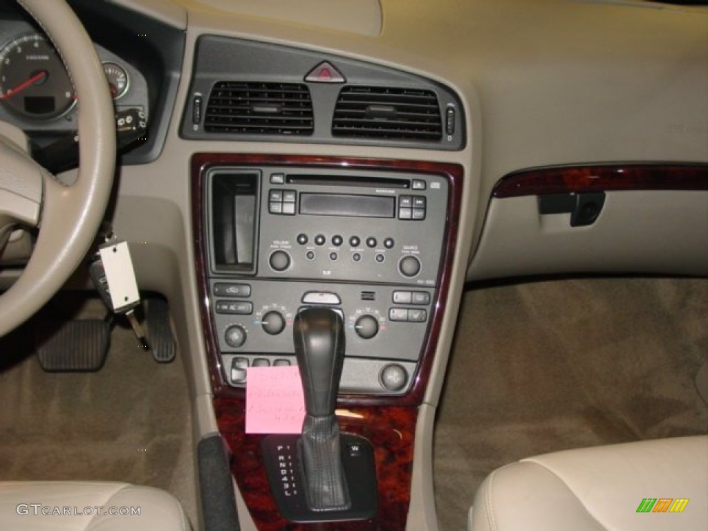 2005 V70 2.4 - Black / Taupe/Light Taupe photo #13
