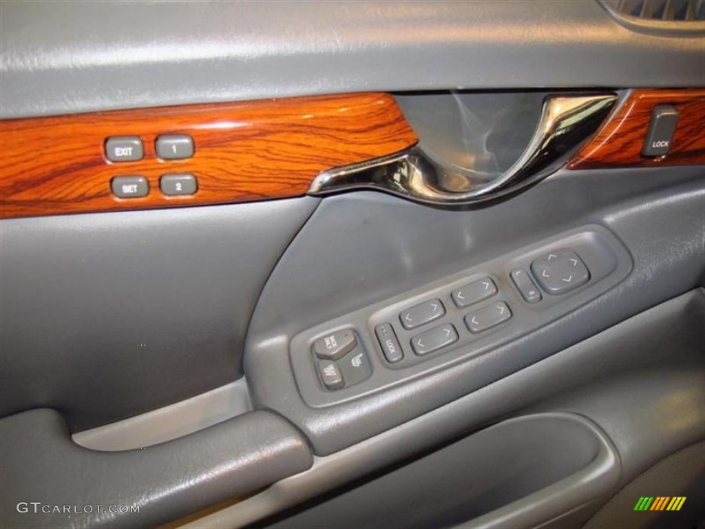 2001 Cadillac DeVille Sedan Controls Photo #77349363