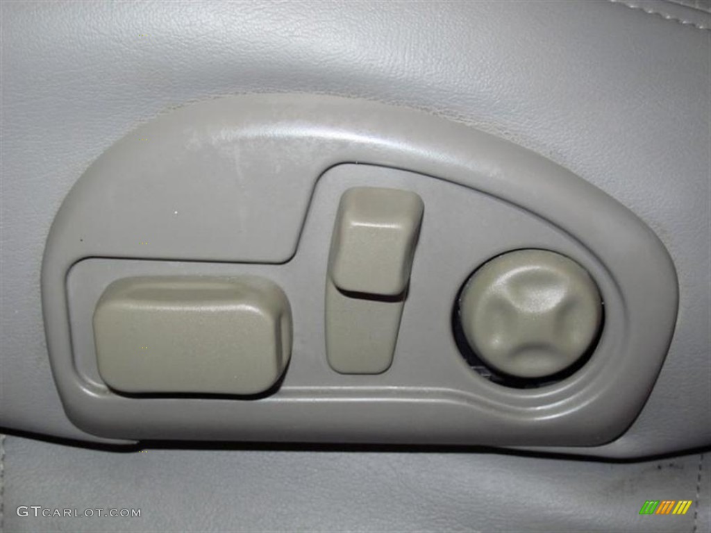 2001 Cadillac DeVille Sedan Controls Photo #77349402