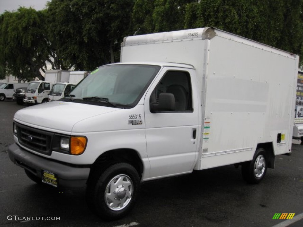Oxford White 2005 Ford E Series Cutaway E350 Commercial Moving Truck Exterior Photo #77349804