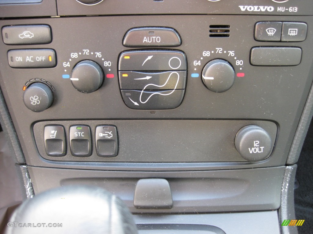 2004 Volvo S60 2.5T Controls Photo #77353887