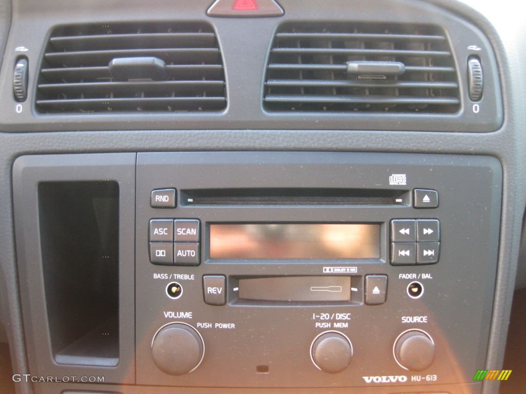 2004 Volvo S60 2.5T Audio System Photos