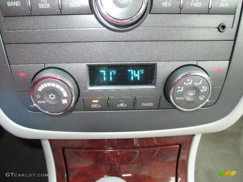 2009 Buick Lucerne CXL Controls Photo #77357232