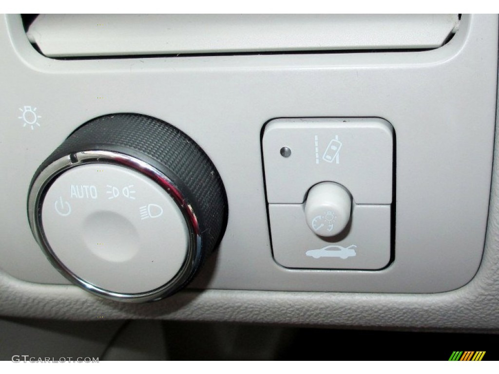 2009 Buick Lucerne CXL Controls Photo #77357247