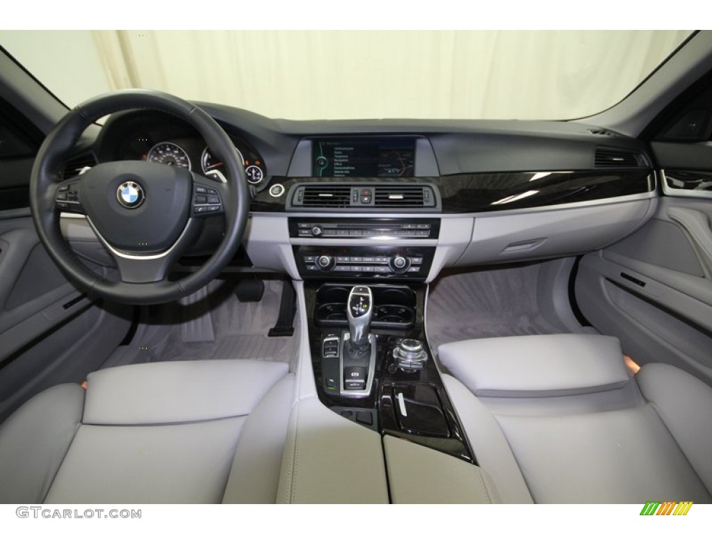 2011 BMW 5 Series 528i Sedan Everest Gray Dashboard Photo #77359548