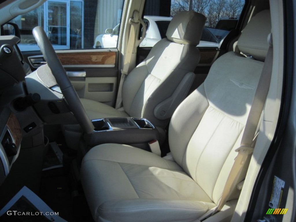 Medium Pebble Beige/Cream Interior 2008 Chrysler Town & Country Limited Photo #77362026