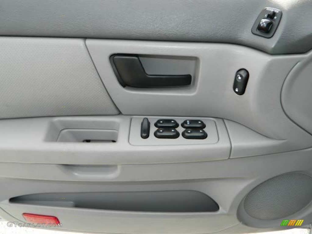 2004 Ford Taurus LX Sedan Controls Photo #77363394