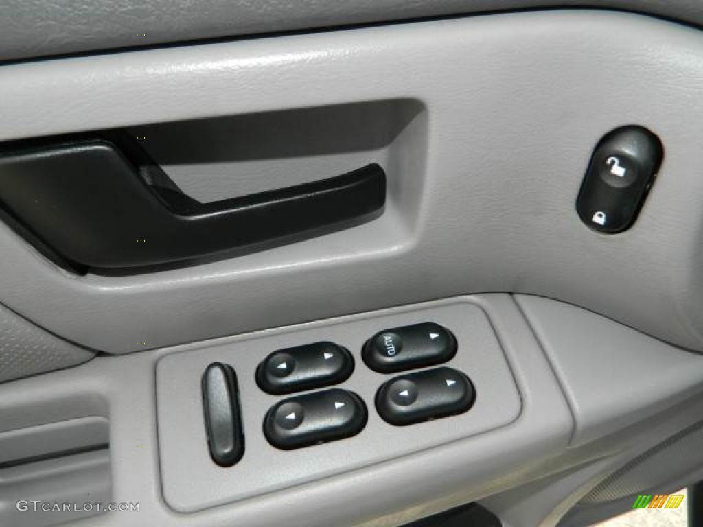 2004 Ford Taurus LX Sedan Controls Photo #77363403