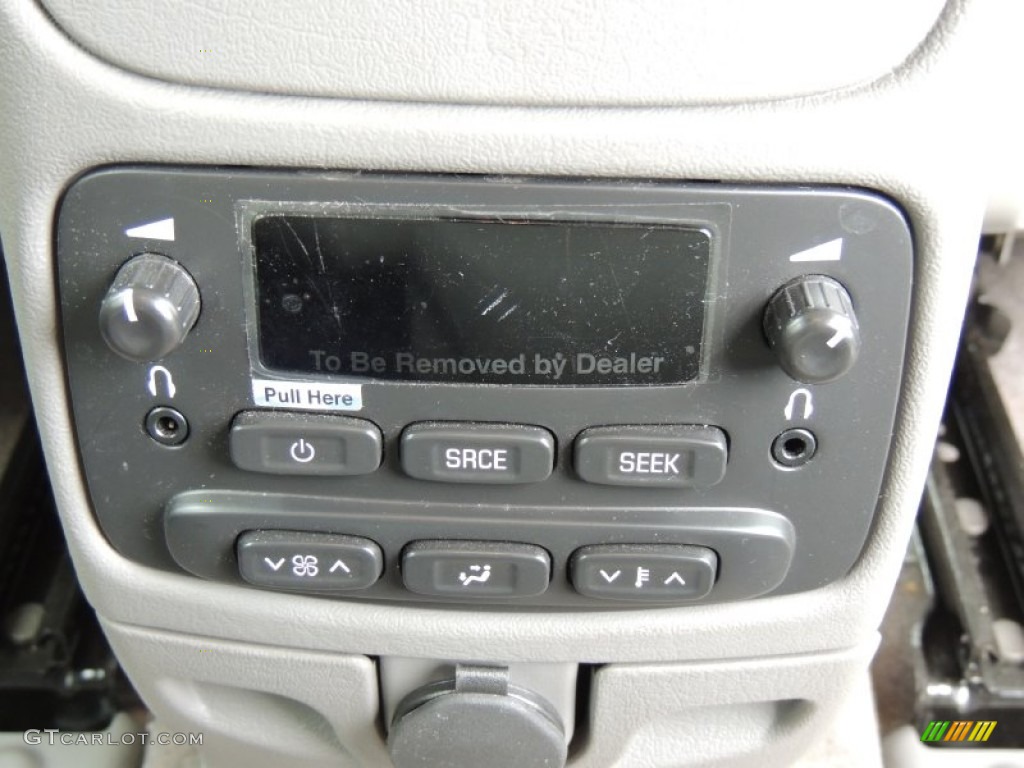 2005 GMC Envoy XL Denali Controls Photo #77365496