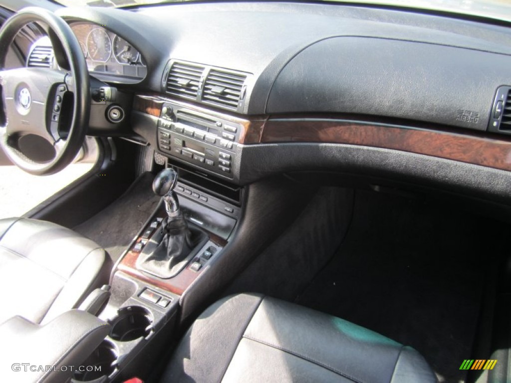 2003 BMW 3 Series 330xi Sedan Black Dashboard Photo #77366270