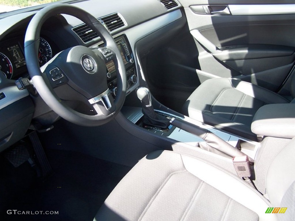 Titan Black Interior 2012 Volkswagen Passat 2.5L SE Photo #77370032