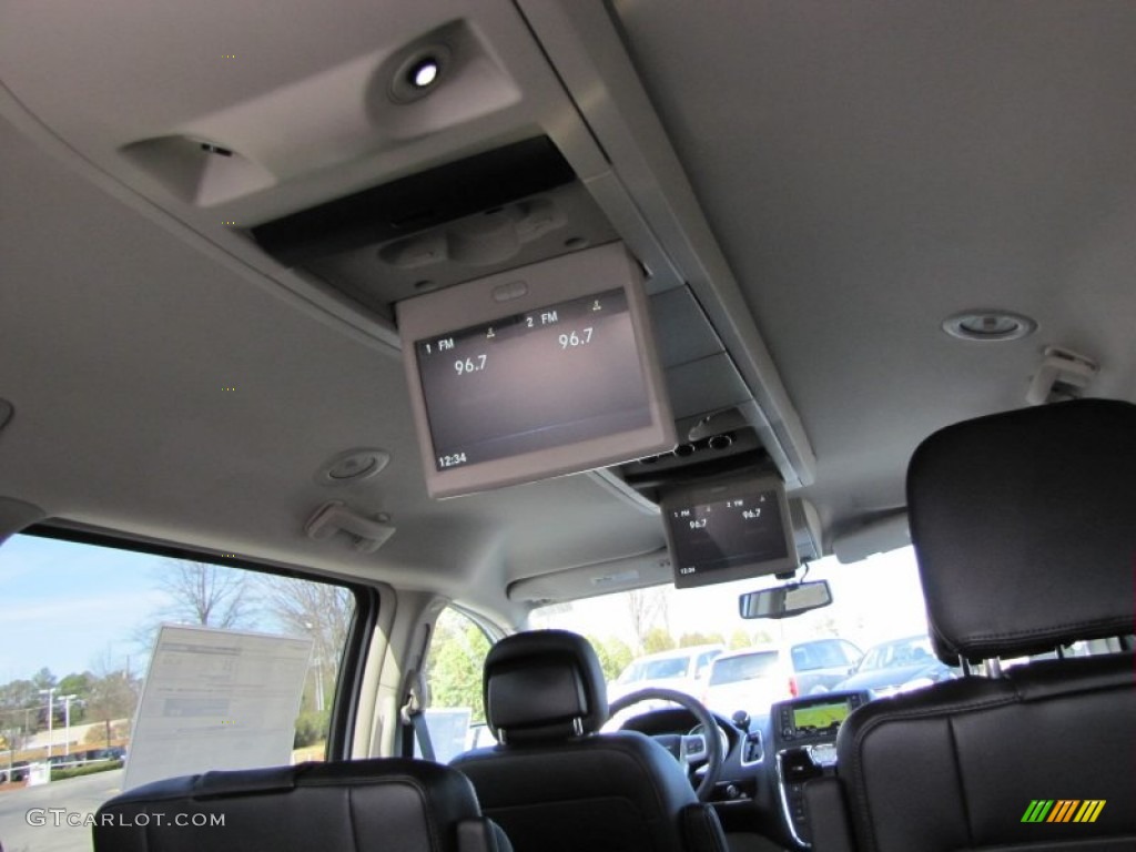 2013 Town & Country Touring - L - Crystal Blue Pearl / Black/Light Graystone photo #9