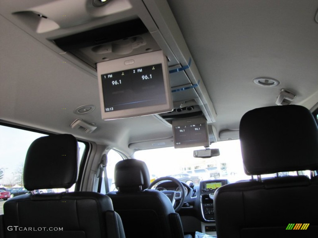 2013 Chrysler Town & Country Touring - L Entertainment System Photo #77373450
