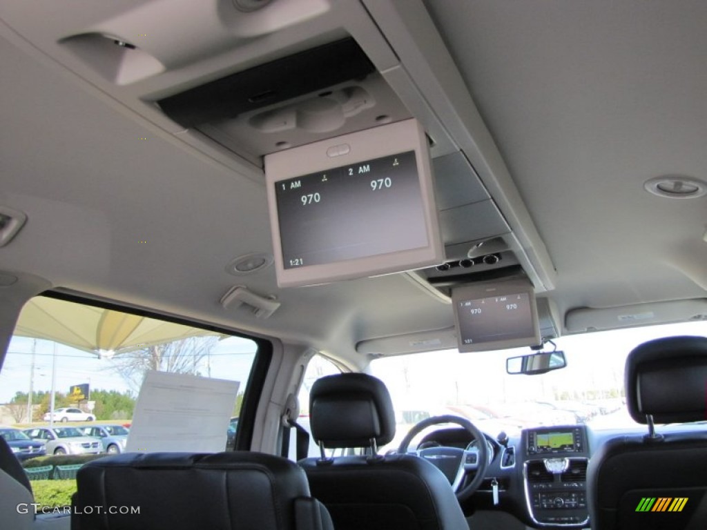2013 Chrysler Town & Country Touring - L Entertainment System Photo #77373732