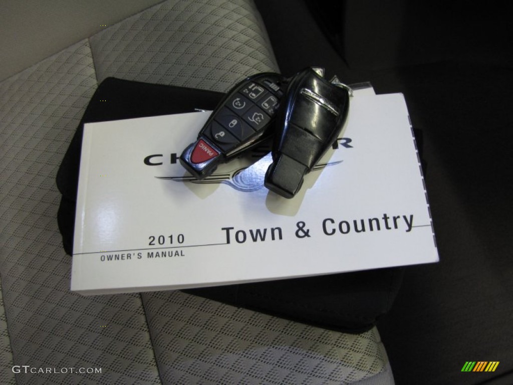 2010 Chrysler Town & Country Touring Books/Manuals Photos