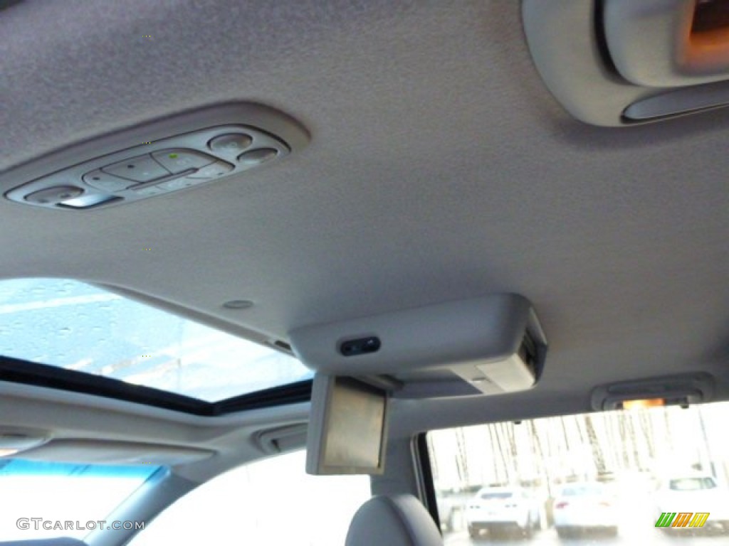 2010 Toyota Sienna XLE Entertainment System Photo #77382456