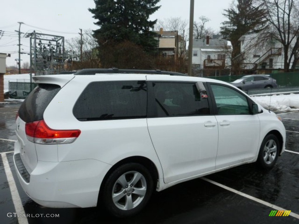 2011 Sienna LE - Super White / Bisque photo #11